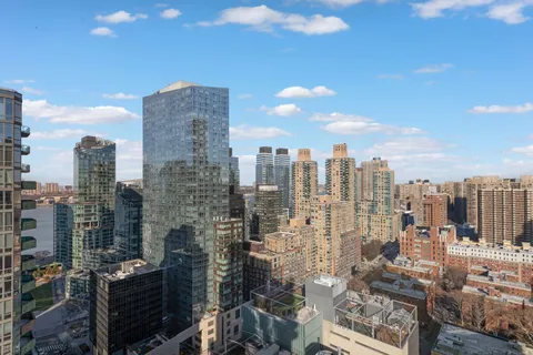 $2,350,000 | 555 West 59th Street, Unit 28D | Upper West Side