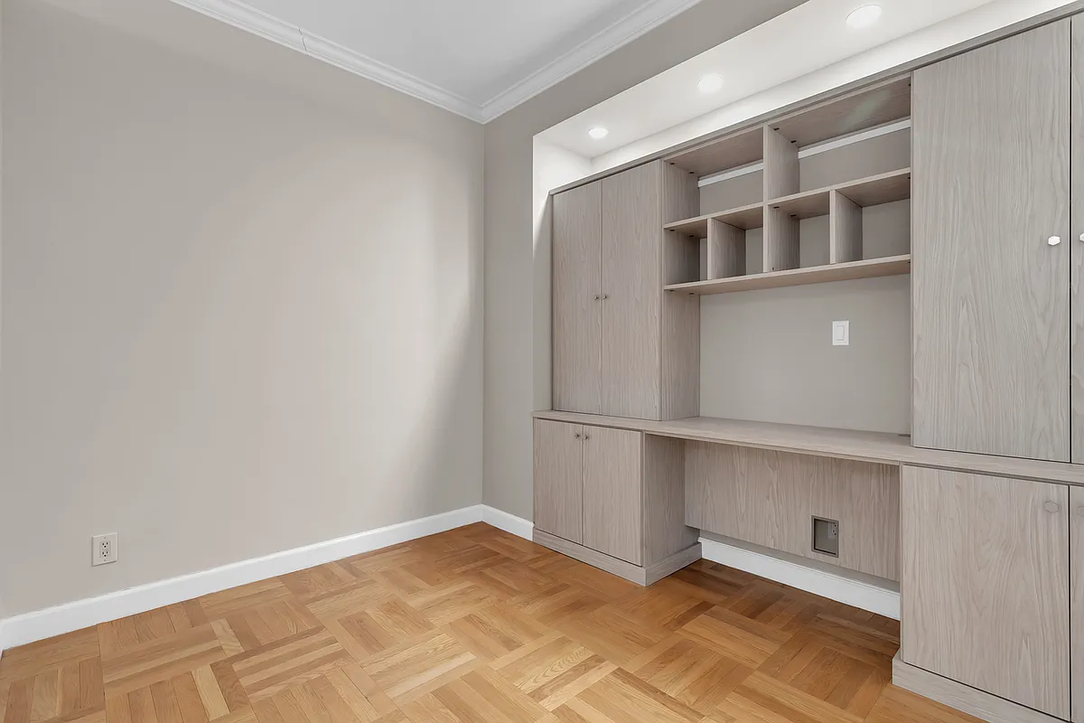 200 East 58th Street, Unit 15B Manhattan, NY 10022 - Photo 5 of 10 a view of an empty room