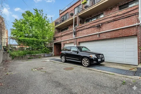 $1,698,000 | 20-70 Steinway Street | Astoria