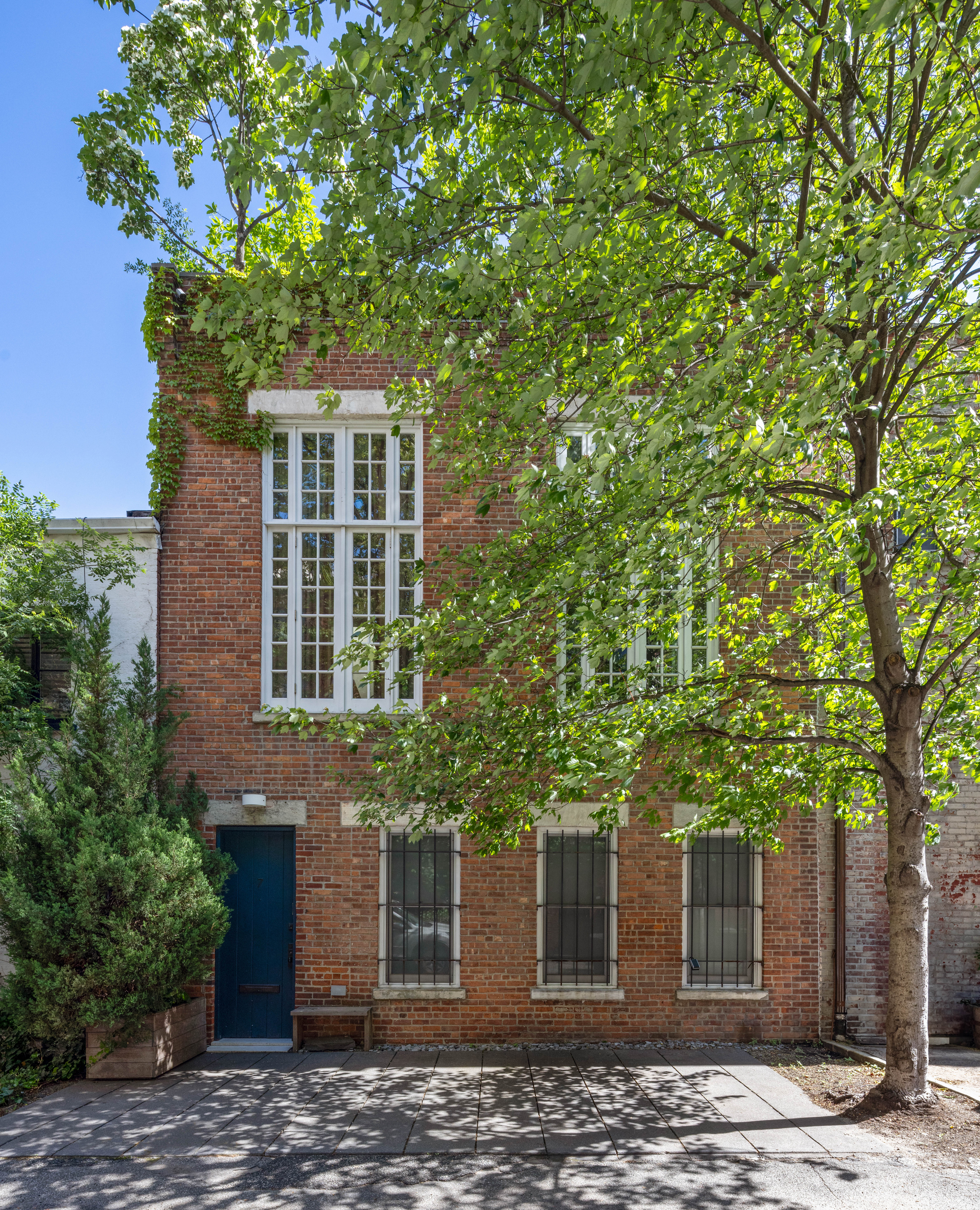 7 MacDougal Alley Manhattan, NY 10011 - Photo 19 of 25 a front view of a house with a garden