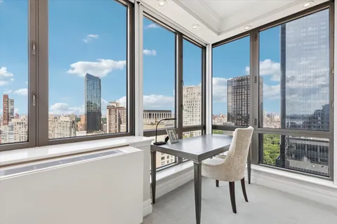 $2,900,000 | 2 Columbus Avenue, Unit 39B | Upper West Side