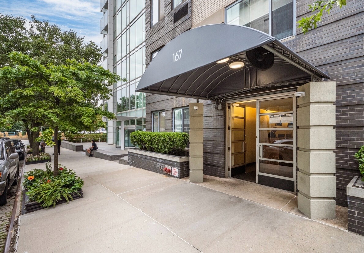 167 Perry Street, Unit 2F Manhattan, NY 10014 - Photo 8 of 11 a view of a back yard of the house