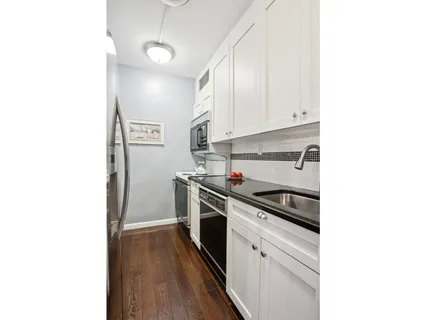 $625,000 | 175 East 62nd Street, Unit 14B | Lenox Hill