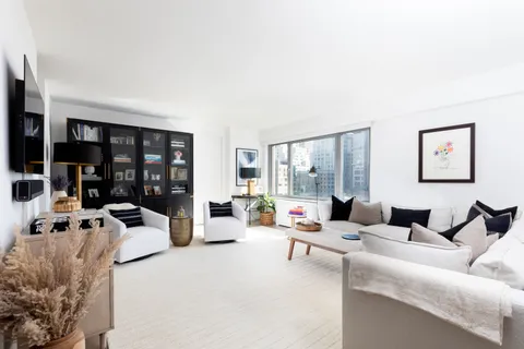 $1,850,000 | 200 East 62nd Street, Unit 10C | Lenox Hill