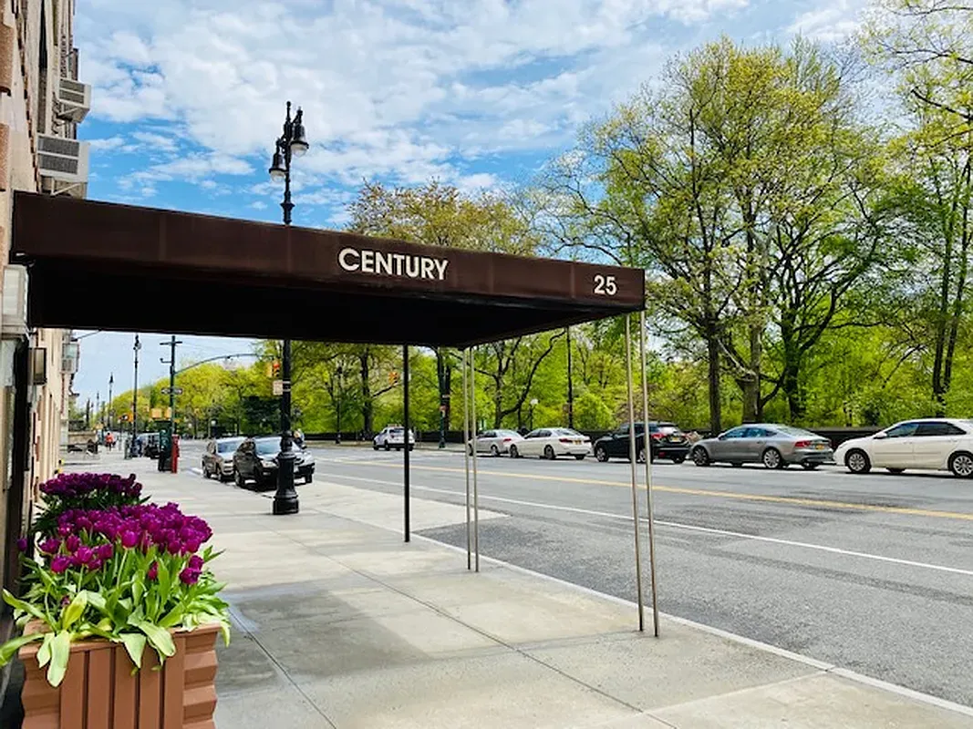 $1,240,000 | 25 Central Park West, Unit 3U | Upper West Side