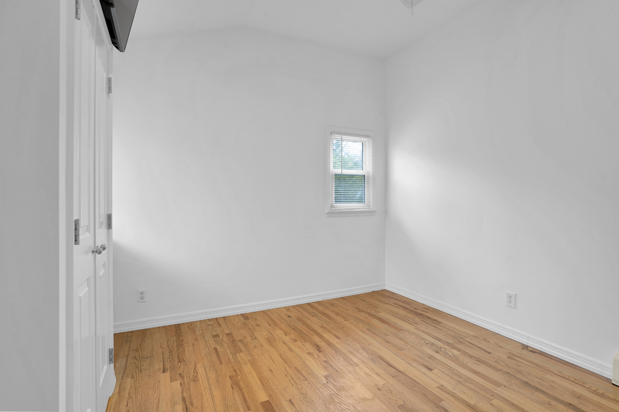 87 North Road Hampton Bays, NY 11946 - Photo 14 of 18