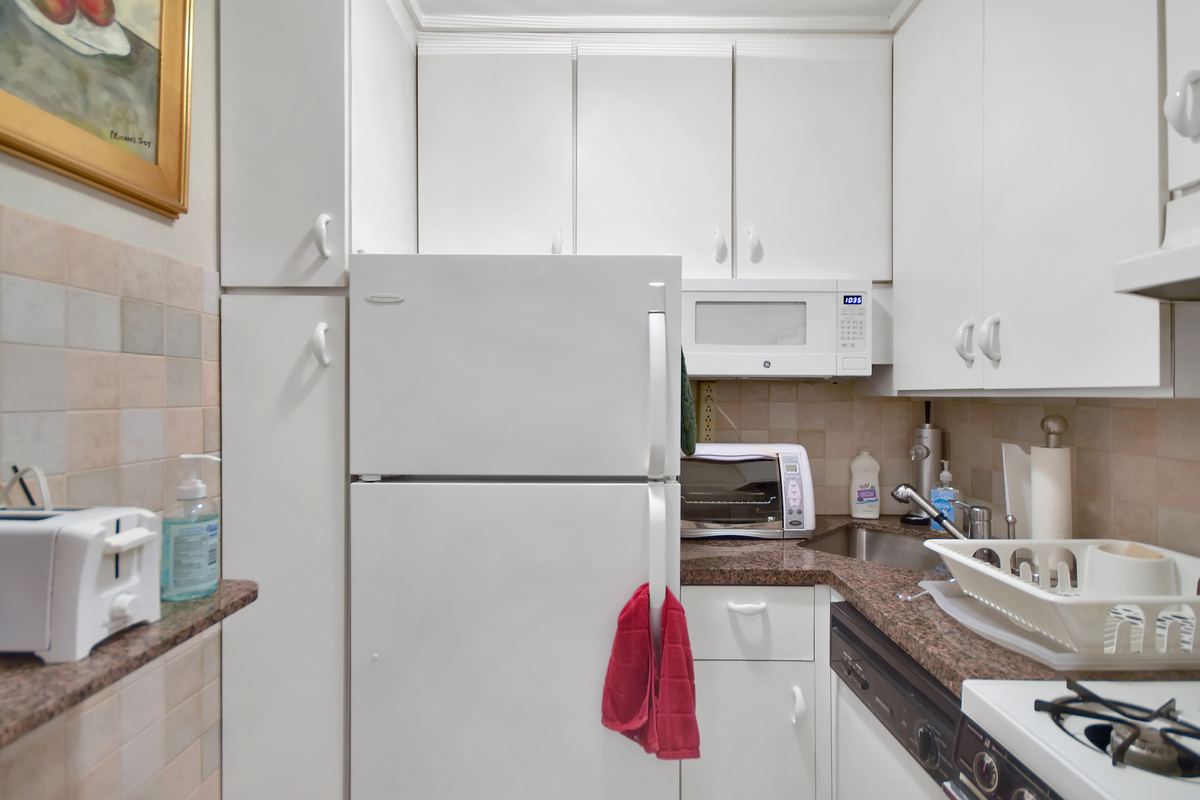 335 East 51st Street, Unit 4E Manhattan, NY 10022 - Photo 4 of 5