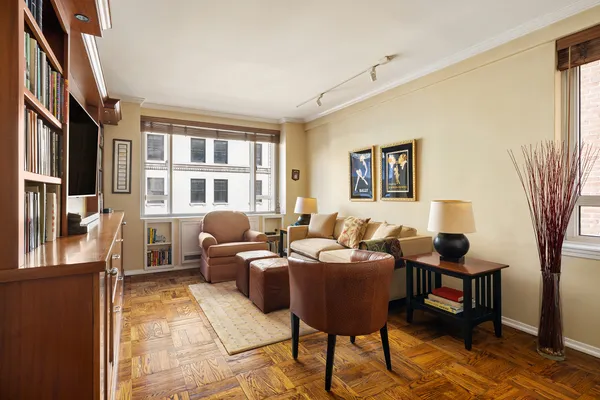 $3,150,000 | 30 East 62nd Street, Unit 4A | Lenox Hill