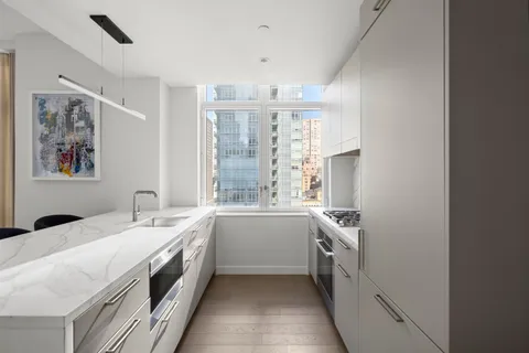 $1,595,000 | 305 East 51st Street, Unit 11D | Midtown East