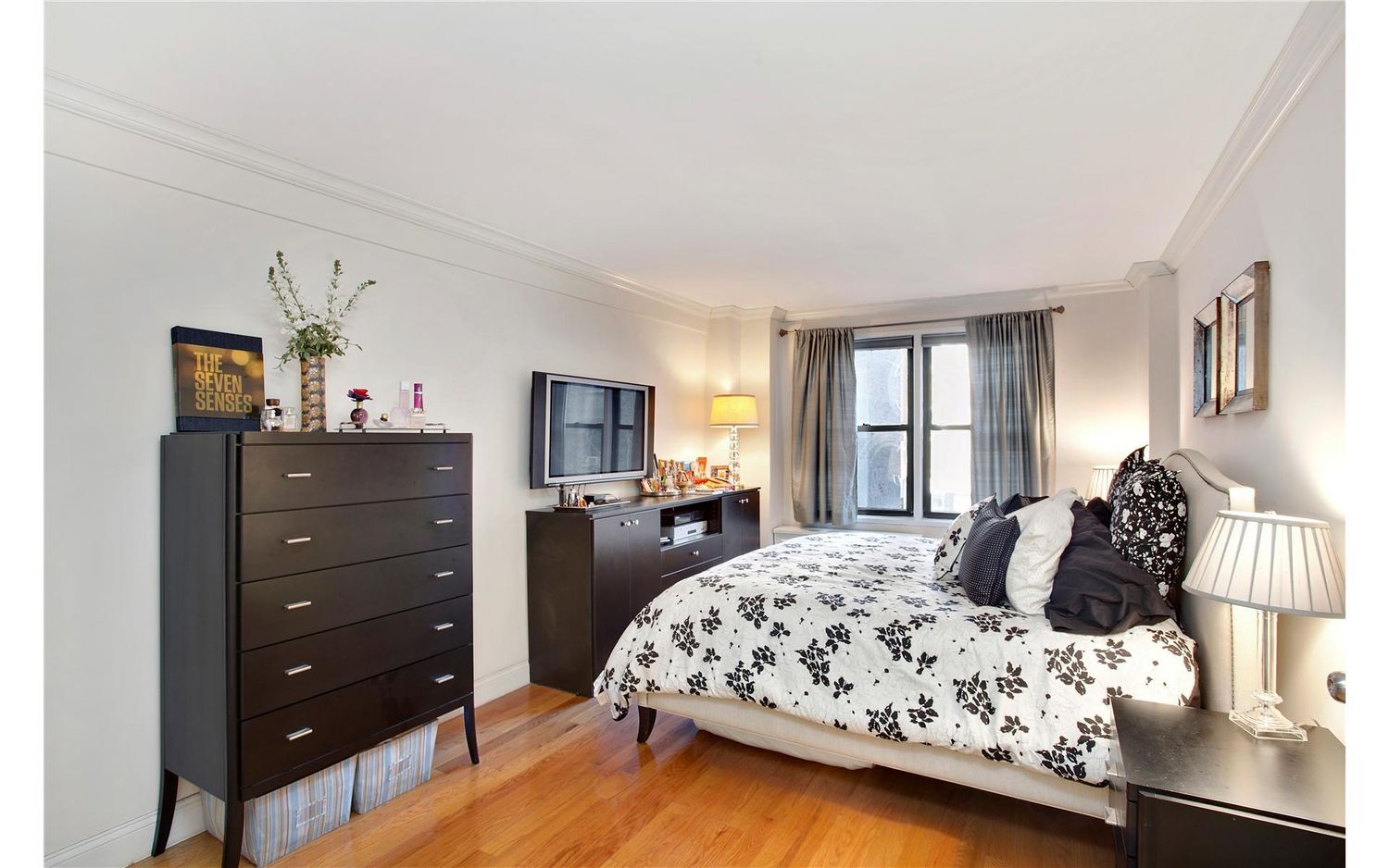 333 East 34th Street, Unit 5L Manhattan, NY 10016 - Photo 3 of 8 a bedroom with a bed and a dresser