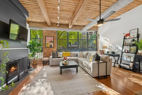 $395,000 | 2804 North Lakewood Avenue, Unit 103, Chicago, IL 60657