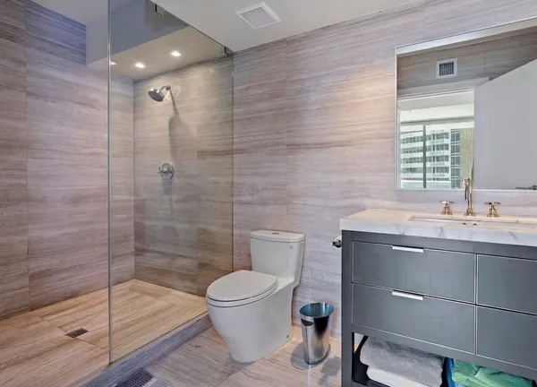 $3,900,000 | 10 Venetian Way, Unit 804, Miami Beach, FL 33139