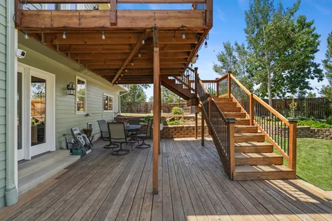 a view of a house with backyard