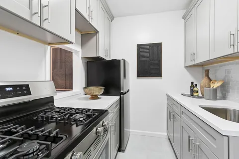 $599,000 | 330 East 70th Street, Unit 6E | Lenox Hill