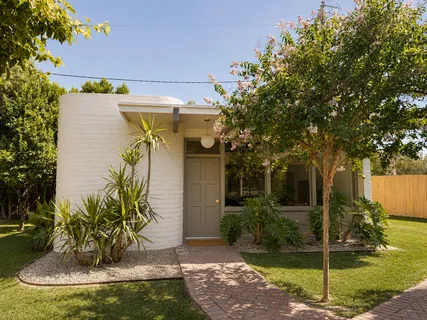 a view of a house with backyard