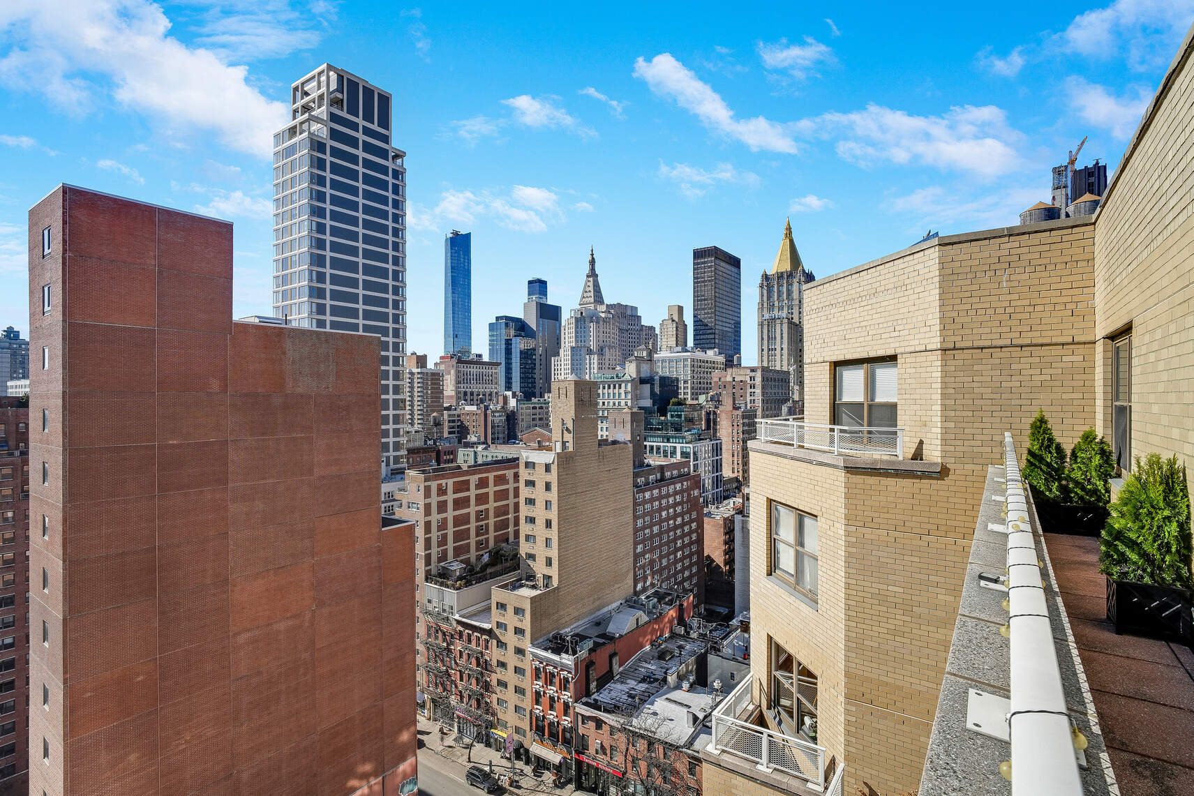 201 East 28th Street, Unit 21BC Manhattan, NY 10016 - Photo 20 of 24 a view of building with yard