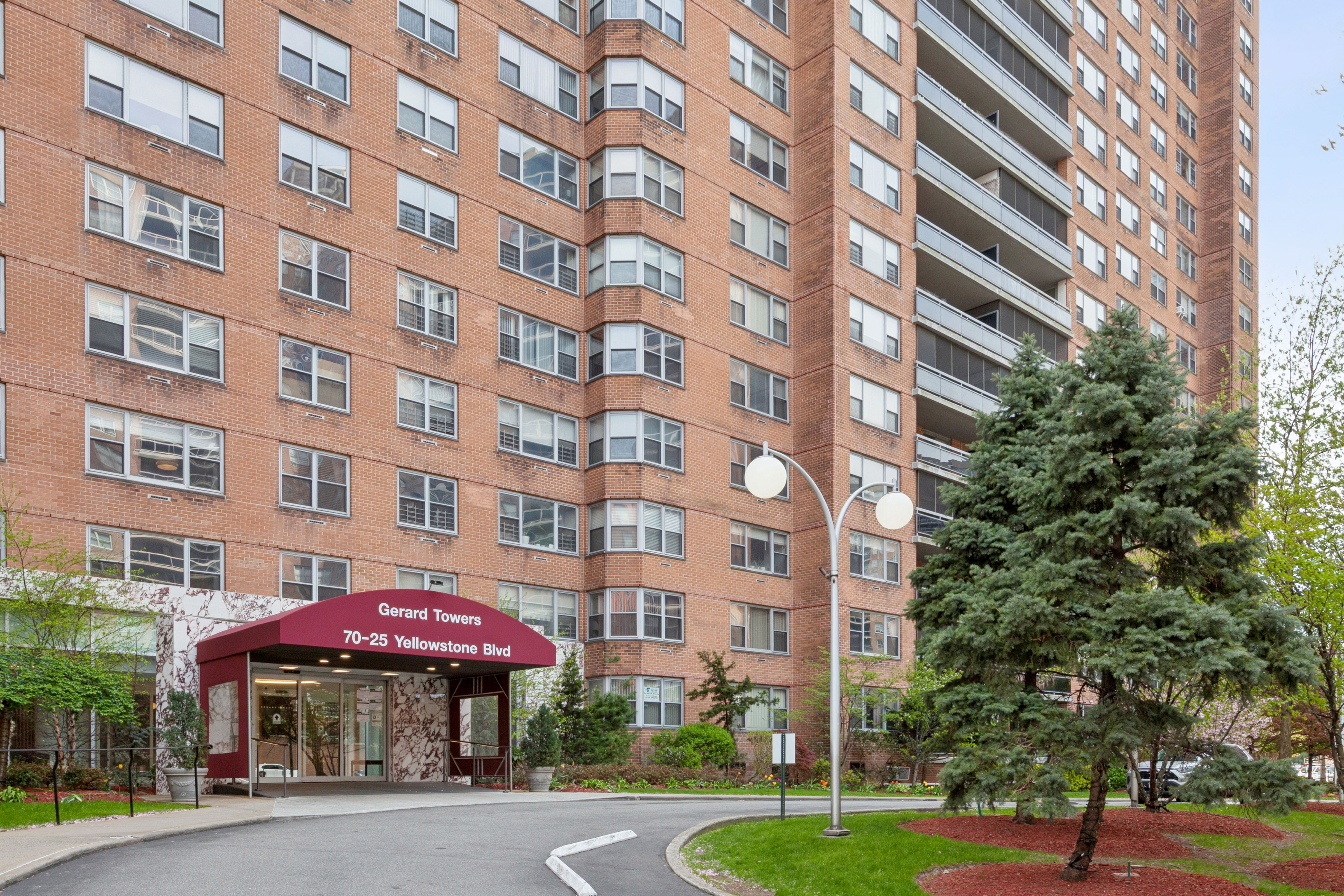 70-25 Yellowstone Boulevard, Unit 5Z Queens, NY 11375 - Photo 7 of 18 a view of a building with garden