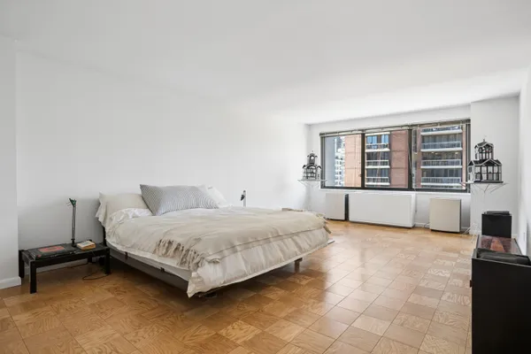 $1,850,000 | 300 East 59th Street, Unit 705 | Sutton Place