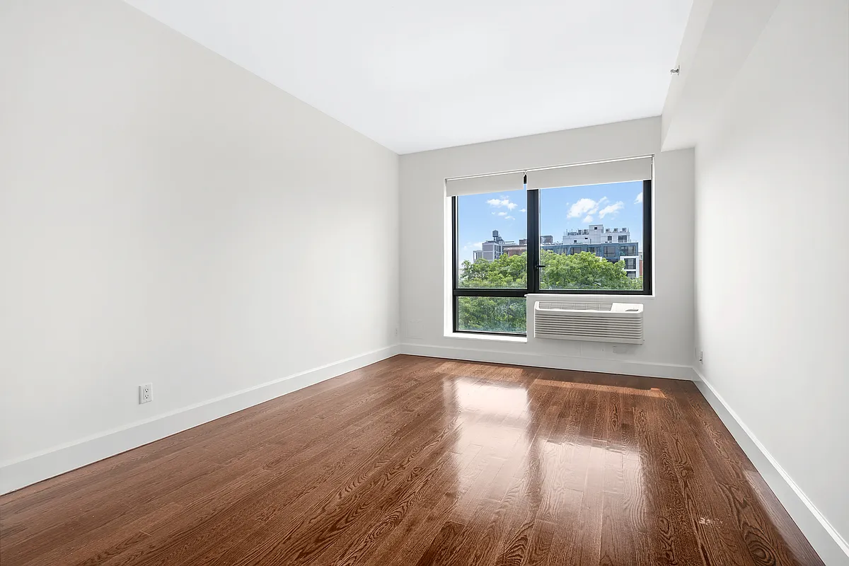 11-25 45th Avenue, Unit 4C Queens, NY 11101 - Photo 2 of 8