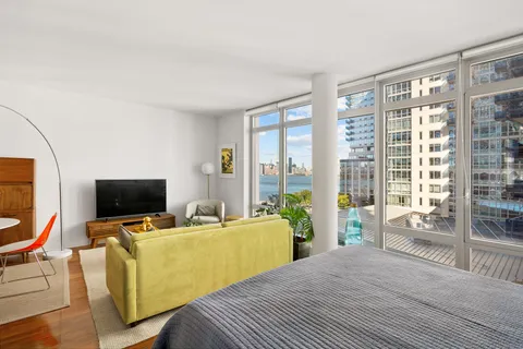 $975,000 | 2 Northside Piers, Unit 3T | Williamsburg