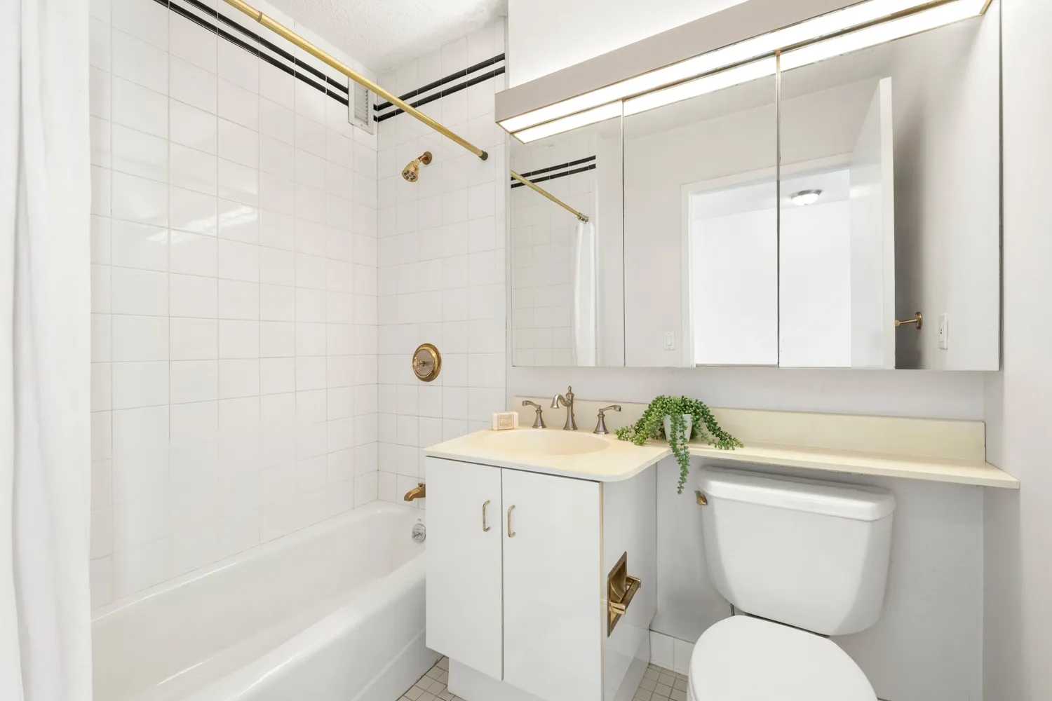 $1,350,000 | 22 West 15th Street, Unit 11B | Flatiron