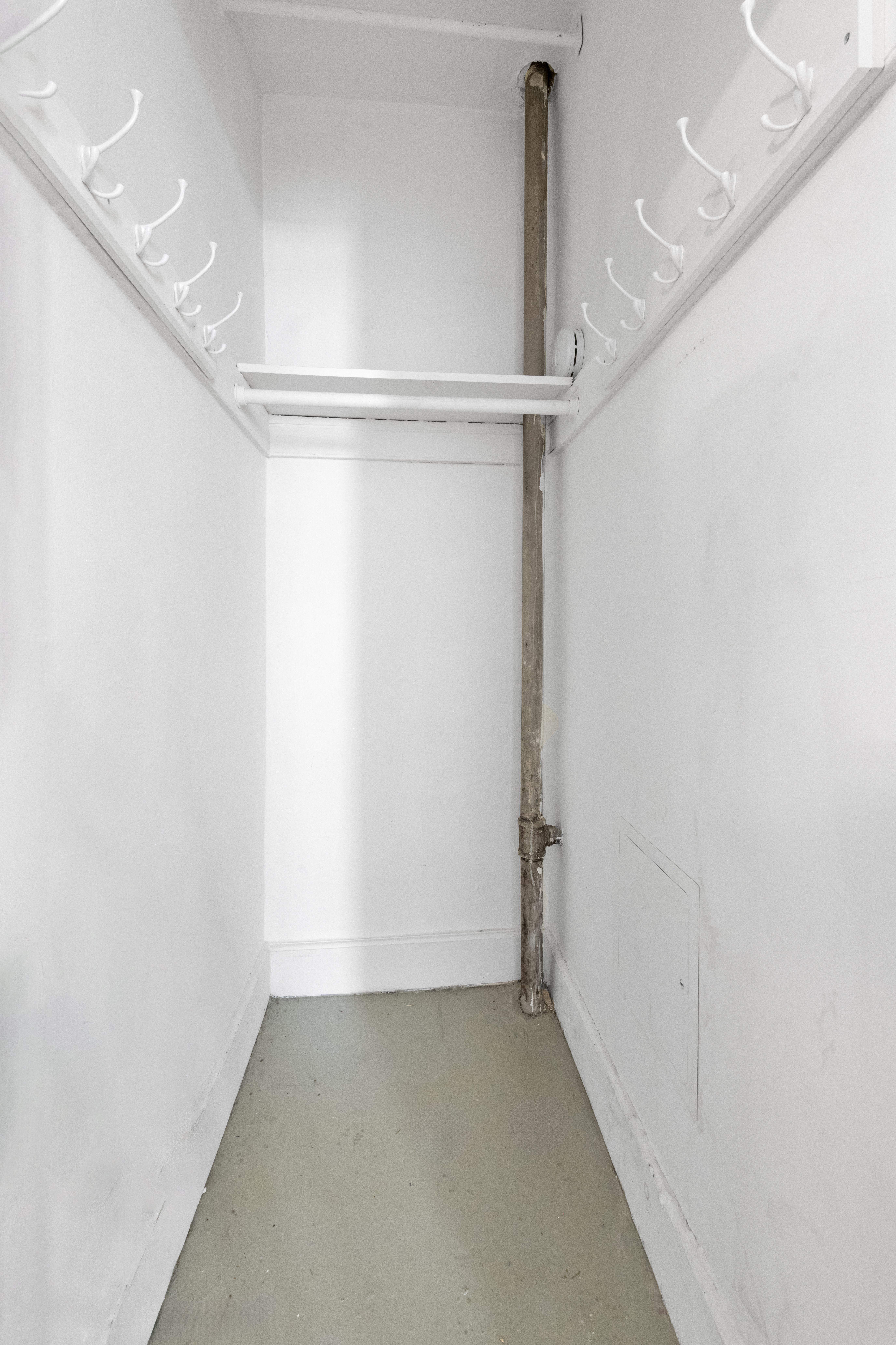 321 East 43rd Street, Unit 510 Manhattan, NY 10017 - Photo 3 of 8 a view of an empty room