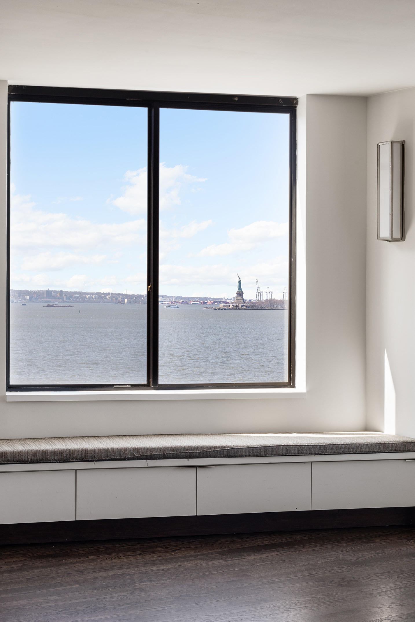 380 Rector Place, Unit 7LMN Manhattan, NY 10280 - Photo 2 of 14 a view of a living room