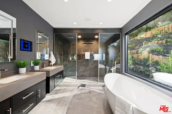 $4,695,000 | 10558 Fontenelle Way, Los Angeles, CA 90077