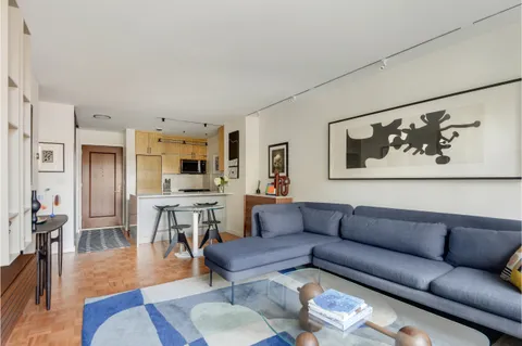 $1,295,000 | 30 West 63rd Street, Unit 11V | Upper West Side