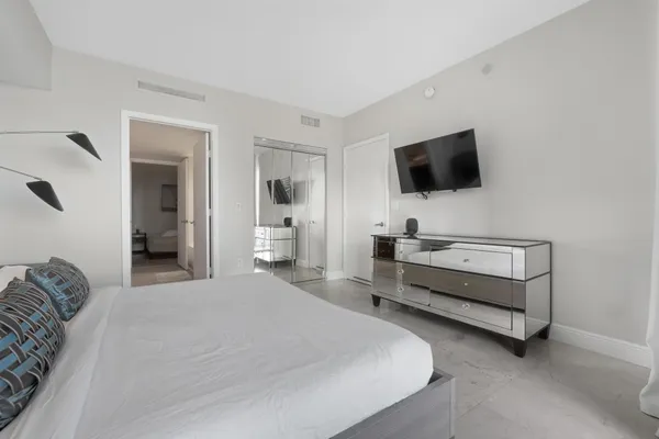 $875,000 | 485 Brickell Avenue, Unit 1909, Miami, FL 33131