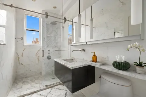 $5,850,000 | 911 Park Avenue, Unit 14C | Upper East Side