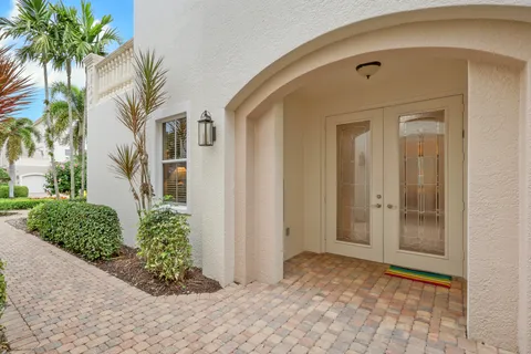 a view of entryway with garden