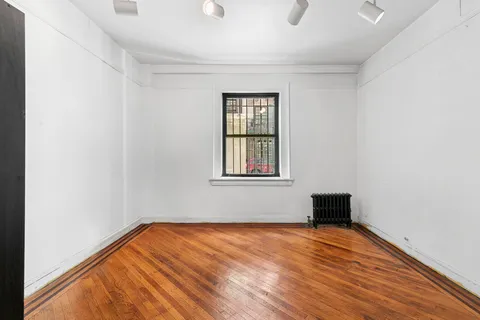 $2,495,000 | 33 West 67th Street | Upper West Side