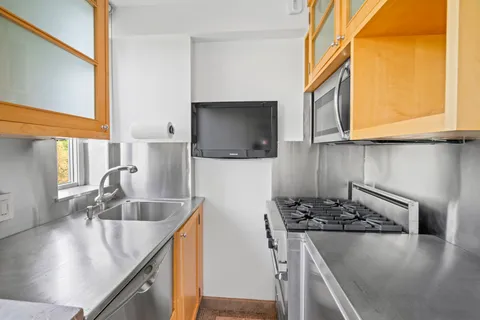 $845,000 | 120 Central Park South, Unit 6C | Central Park South