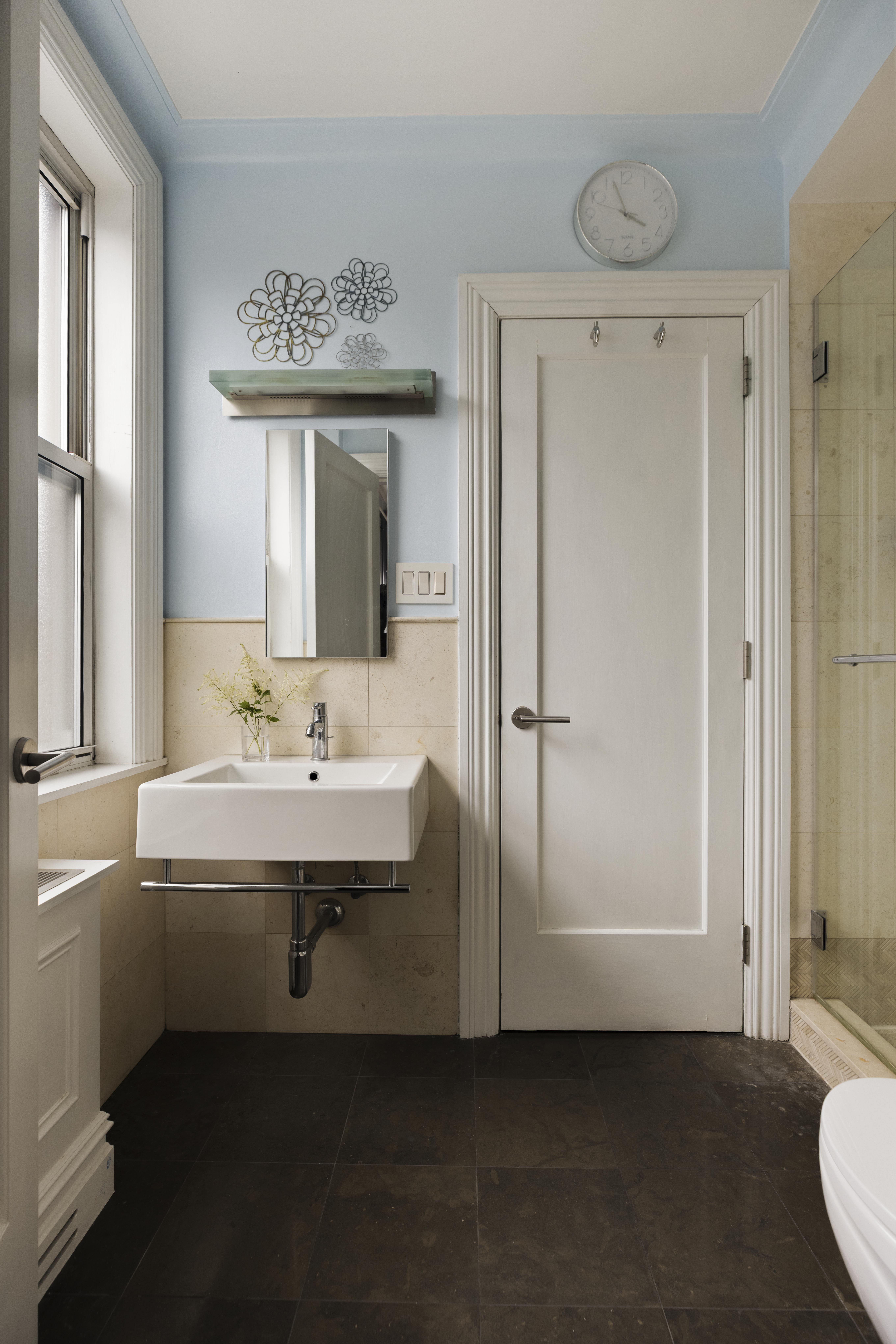 1158 5th Avenue, Unit 4A Manhattan, NY 10128 - Photo 11 of 23 a bathroom with a sink a mirror and a bathtub
