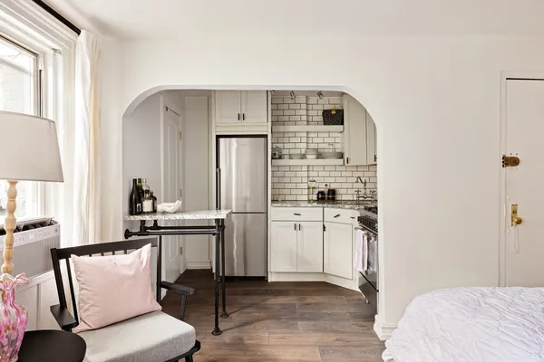 $575,000 | 118 Perry Street, Unit J45 | West Village