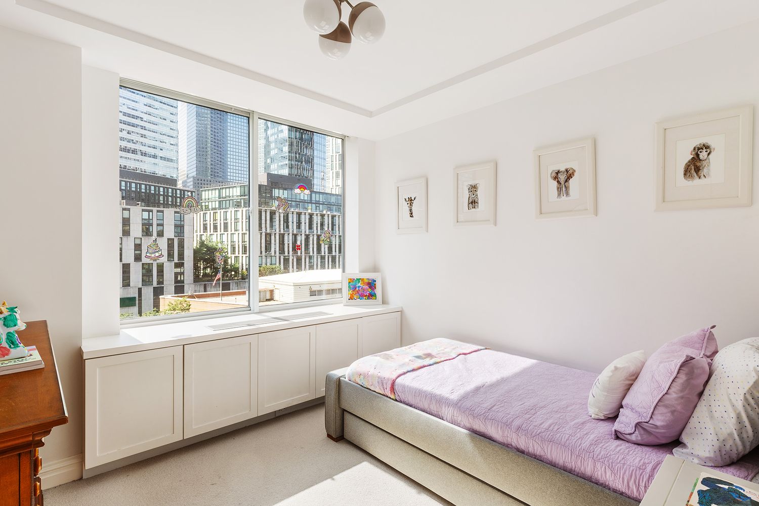 303 Greenwich Street, Unit 8DE Manhattan, NY 10013 - Photo 12 of 20 a bedroom with a bed and a window