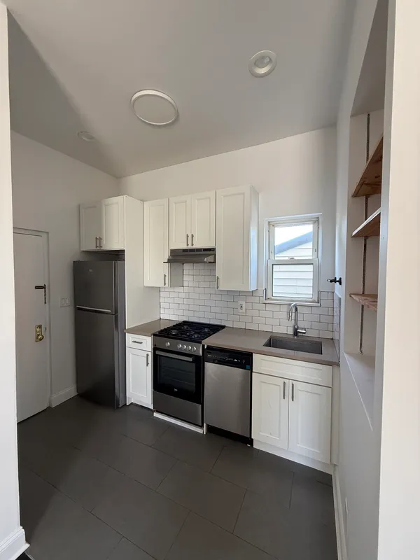 $3,190 | 318 Greenwood Avenue, Unit 3F | Windsor Terrace