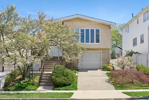 $995,000 | 29 Athena Place | Todt Hill