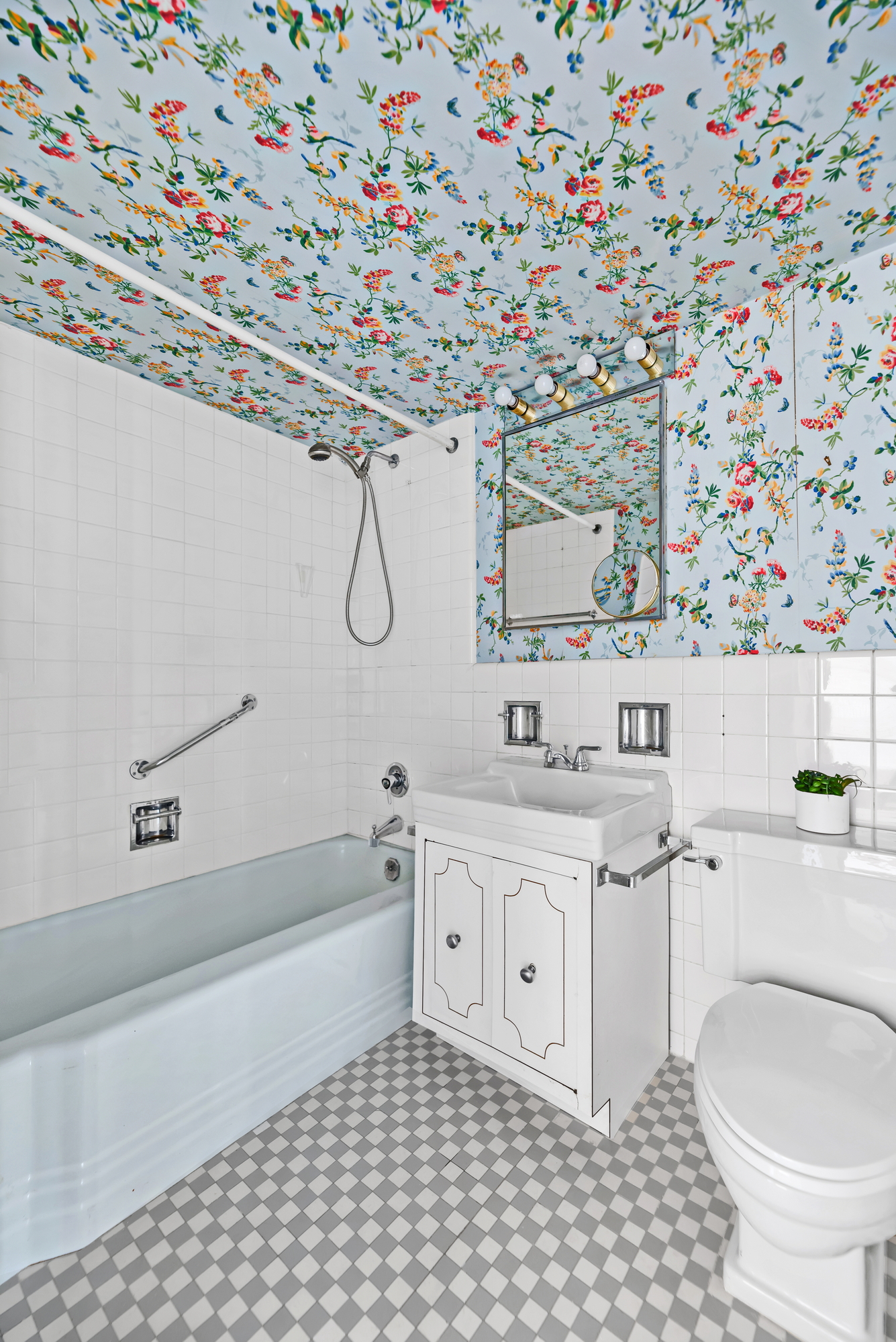 45 Sutton Place South, Unit 3D Manhattan, NY 10022 - Photo 7 of 16 a bathroom with a sink a toilet and a bathtub