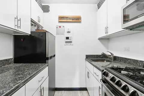 $329,000 | 321 East 45th Street, Unit 9F | Midtown East