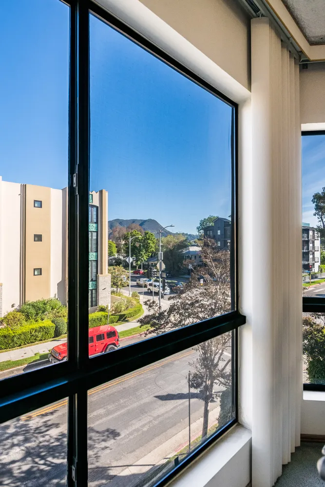 $849,000 | 10409 Riverside Drive, Unit 203, Toluca Lake, CA 91602