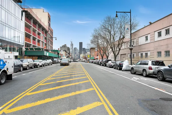 $5,350 | 21-30 44th Drive, Unit 2D | Long Island City