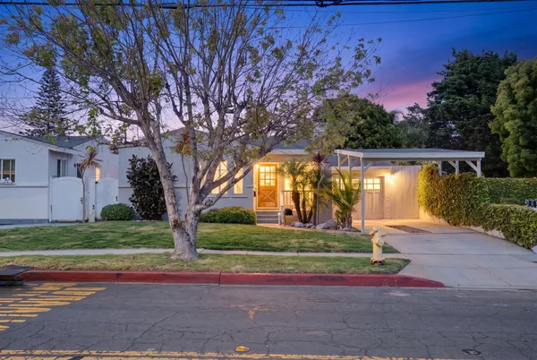$2,690,000 | 424 South Meadows Avenue, Manhattan Beach, CA 90266