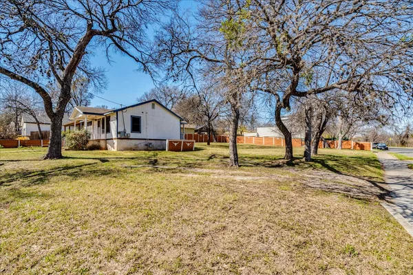 a view of yard with tree