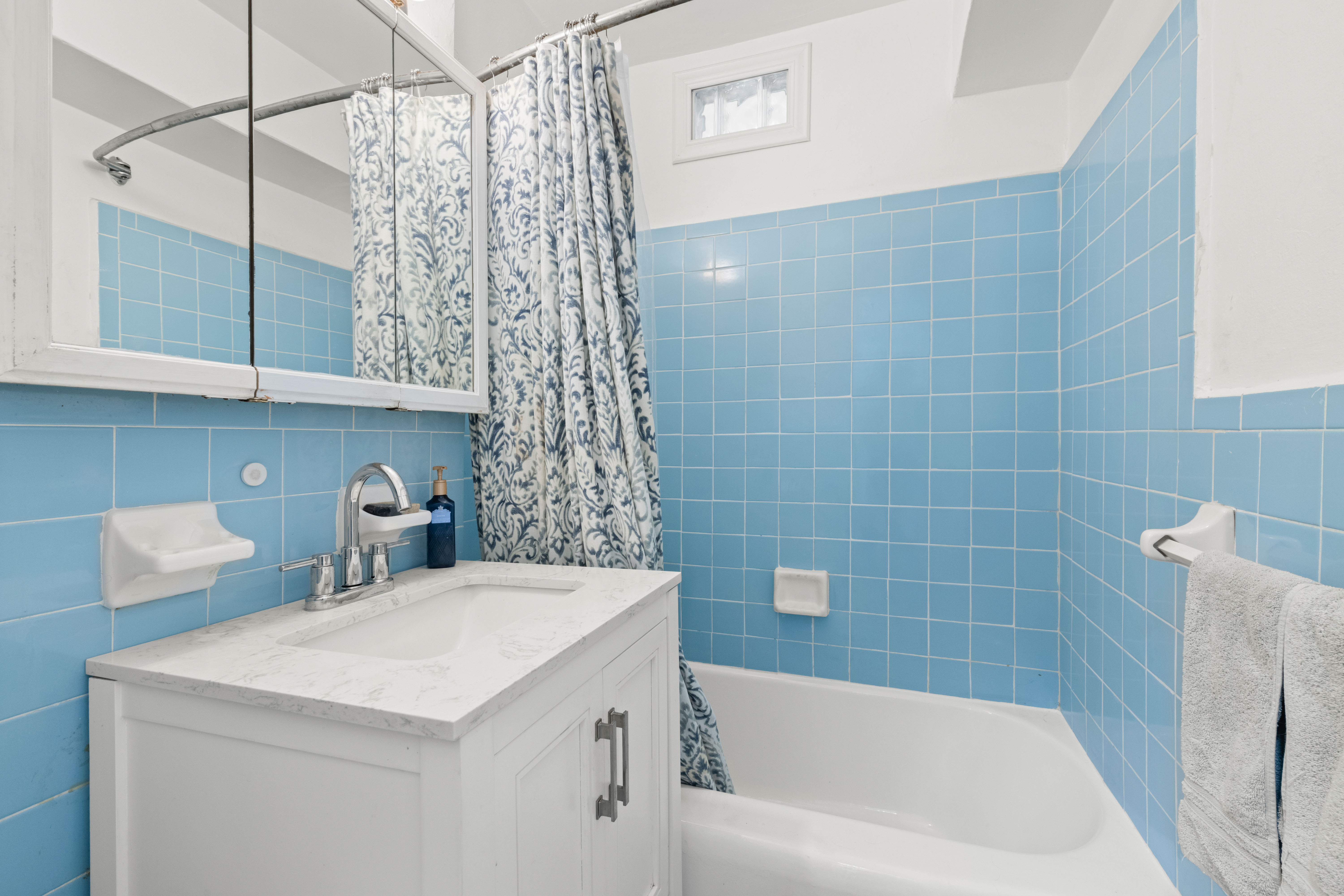 46-01 39th Avenue, Unit 509 Queens, NY 11104 - Photo 6 of 11 a bathroom with a sink and a bathtub