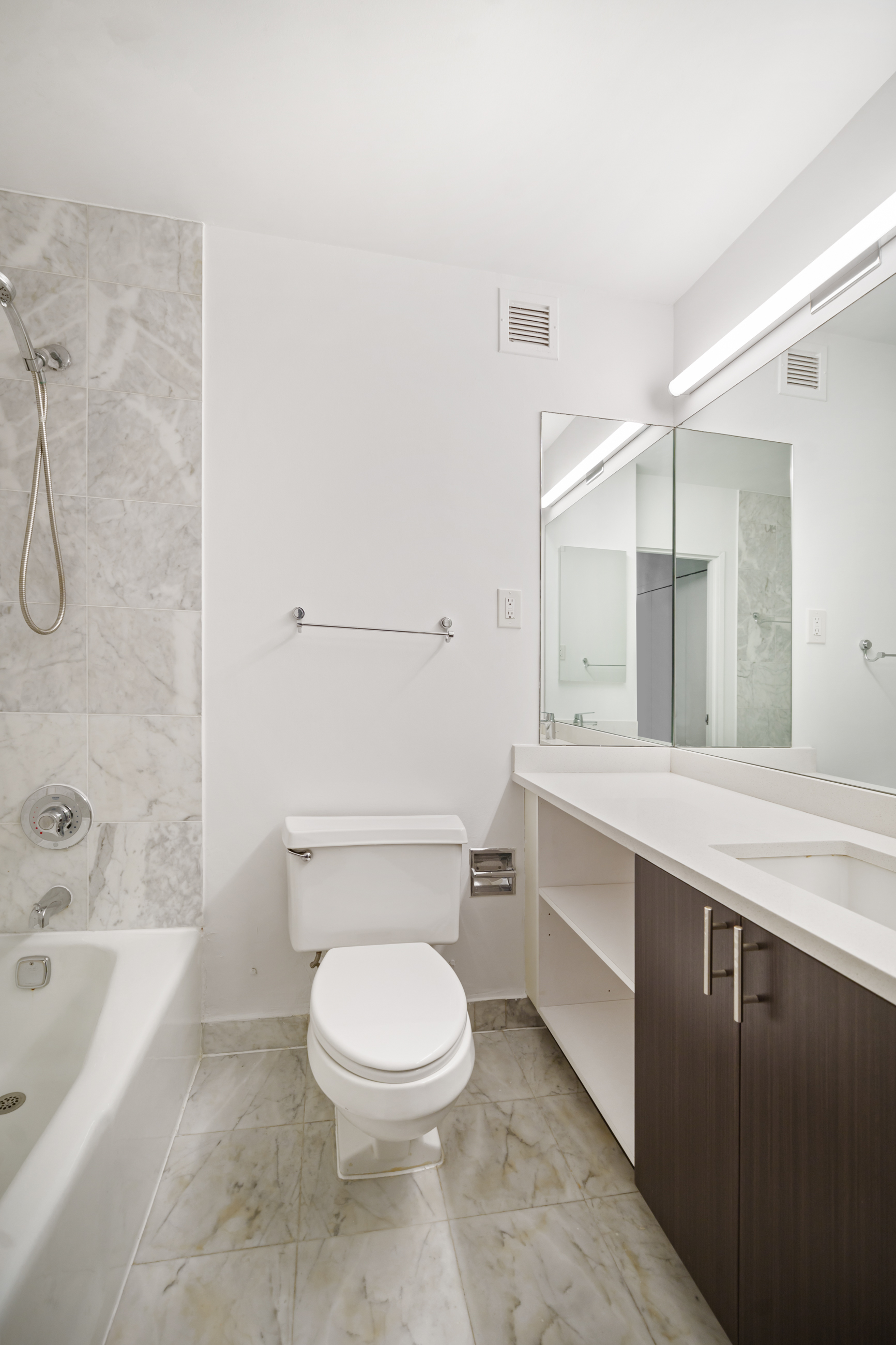 300 Rector Place, Unit 7F Manhattan, NY 10280 - Photo 4 of 10 a bathroom with a toilet a sink and bathtub