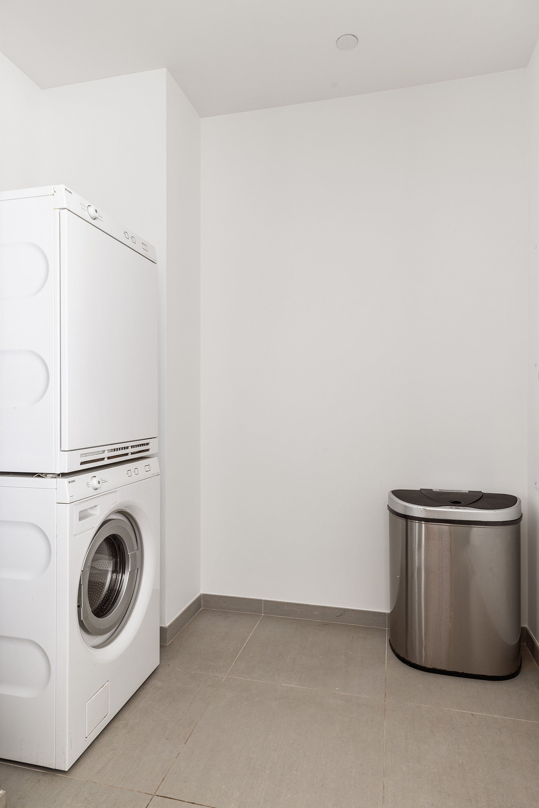 1 West End Avenue, Unit 15E Manhattan, NY 10023 - Photo 9 of 31 a utility room with dryer and washer