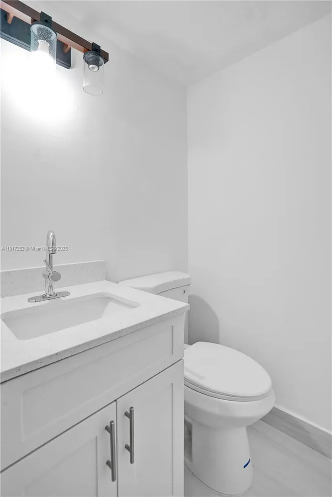 $1,700 | 4164 Inverrary Drive, Unit 305, Lauderhill, FL 33319