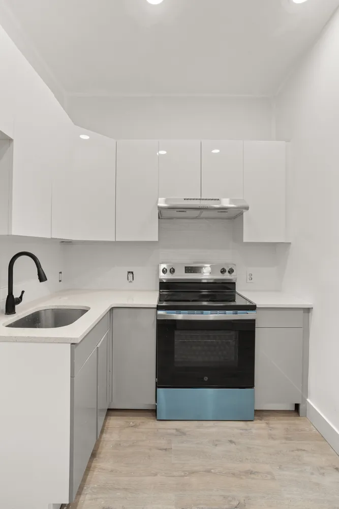 $899,000 | 1042 Hall Place | Foxhurst